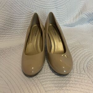 Cute nude patent leather pumps